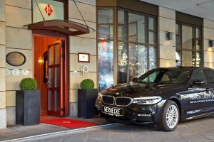 BMW vor Berlin Capital Club BCC BMW vor Berlin Capital Club BCC
Copyright: Henry H. Herrmann
Datum 18.01.2019