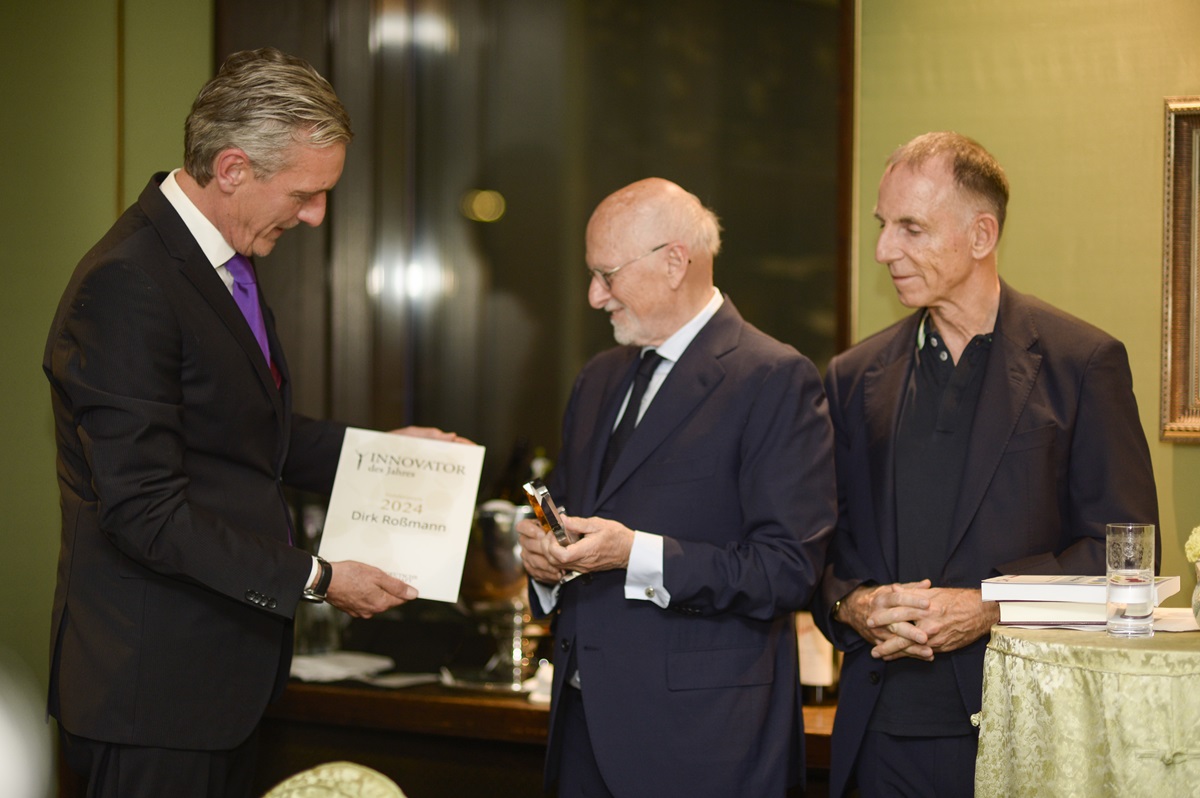 Übergabe Roßmann Verleihung des Lebenswerk-Preises an Dirk Roßmann (Mitte) am 14. November 2024 im China Club in Berlin. Links Michael Oelmann, rechts Dr. Rainer Zitelmann