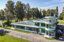 Die ehemalige Villa Wankel ist nach vielen Jahren Dornröschenschlaf wieder zum Leben erweckt und saniert wirden. Jetzt  ist hier das Entwicklungszentrum von Obrist untergekommen.